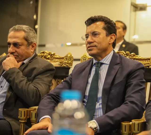 وزير الرياضة يطمئن على الرياضيين المصريين فى ليبيا